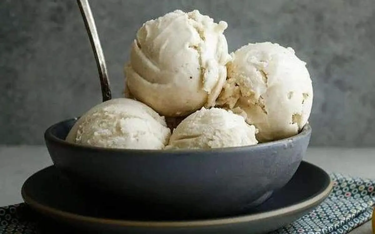 آموزش گام‌به‌گام تهیه بستنی کش‌دار و خوشمزه با ثعلب در خانه