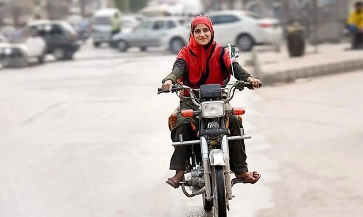 اخبار مهم برای زنان: مجوز قانونی گواهینامه موتورسواری زنان نهایی شد!