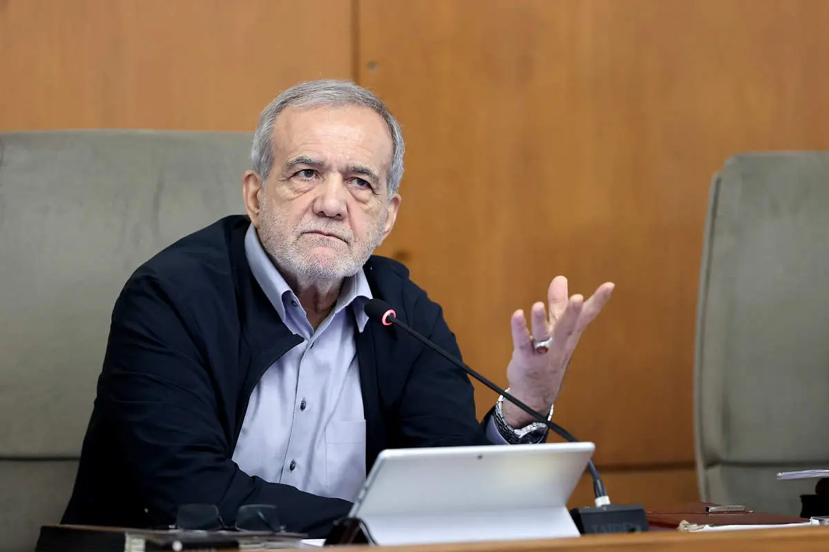 پزشکیان: نباید نیروهای علمی و متخصصین را به دلیل یک اظهارنظر از حضور در مراکز علمی و تخصصی محروم کنیم