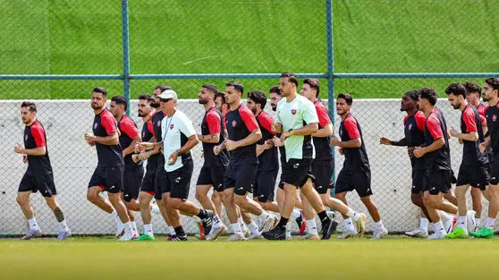 هاشمیان با تصمیم جنجالی کاپیتان‌های کهنه‌کار پرسپولیس را  به نیمکت تبعید کرد!