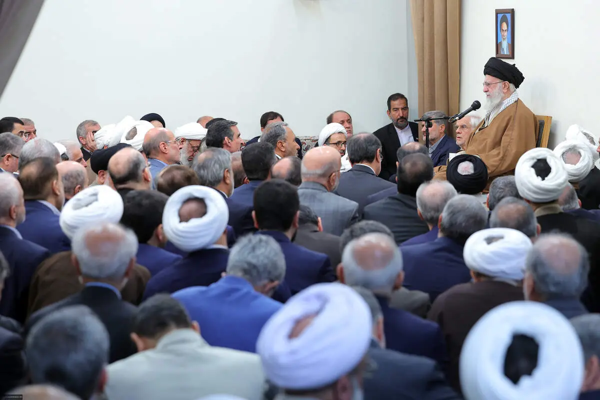 رهبر انقلاب: به گفتگوهای عمان نه خیلی خوشبین و نه خیلی بدبین هستیم، البته به طرف مقابل خیلی بدبین هستیم