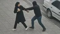 ویدیو: سرقت وحشیانه در روز روشن؛ موبایل دختر جوان را به زور دزدیدند!