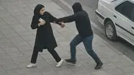 ویدیو: سرقت وحشیانه در روز روشن؛ موبایل دختر جوان را به زور دزدیدند!