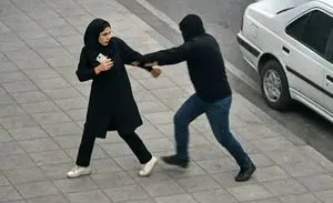 ویدیو: سرقت وحشیانه در روز روشن؛ موبایل دختر جوان را به زور دزدیدند!