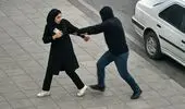 ویدیو: سرقت وحشیانه در روز روشن؛ موبایل دختر جوان را به زور دزدیدند!