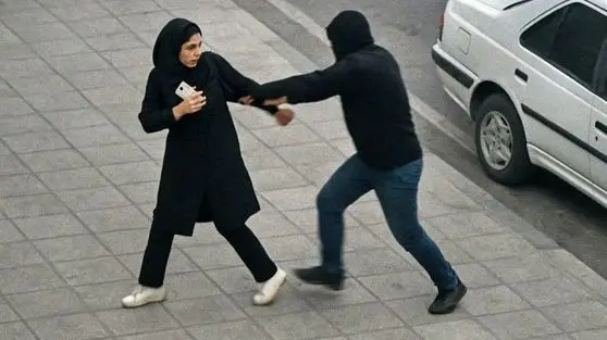 ویدیو: سرقت وحشیانه در روز روشن؛ موبایل دختر جوان را به زور دزدیدند!