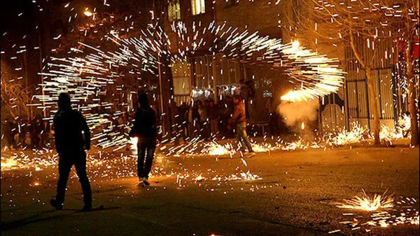 ویدیو: ترقه‌های چهارشنبه‌سوری یک دستفروش منجر شد!