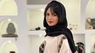 سلفی نیلوفر کوخانی در کنار خانه خدا