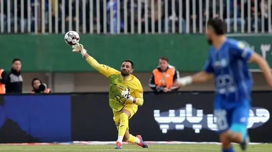 ماجرای بحث‌برانگیز پیراهن آدان؛ چرا مربی پرسپولیس، پیراهن دروازه‌بان استقلال را گرفت؟