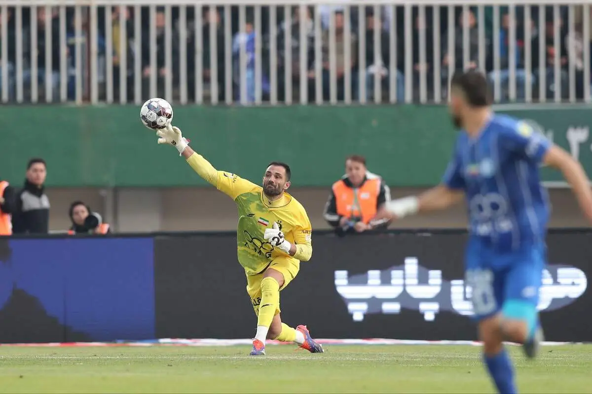 یک پرسپولیسی در دربی پیراهن آدان را گرفت!