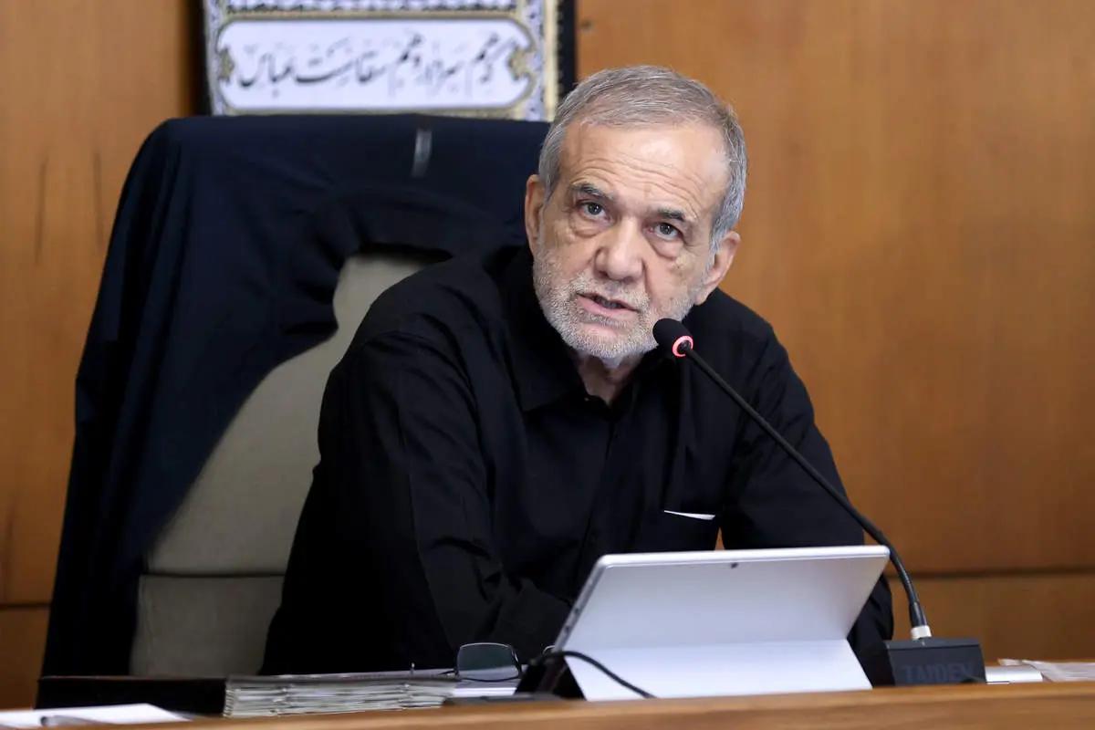 پزشکیان در گفتوگوی زنده: حتی زندانیان سیاسی هم برای دفاع از ایران پای کار آمدند