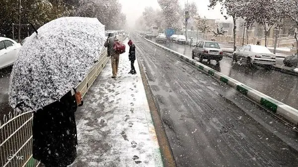 برف‌بازی زنان و مردان مجری برنامه صبحگاهی در پخش زنده تلویزیون