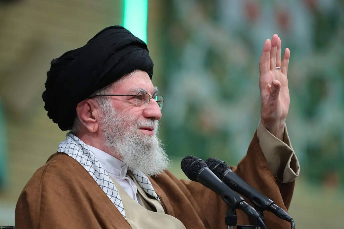 رهبر انقلاب: یک عنصر آمریکایی می‌گوید هر که در ایران اغتشاش کند ما کمکش می‌کنیم؛ احمق‌ها بوی کباب شنیده‌اند