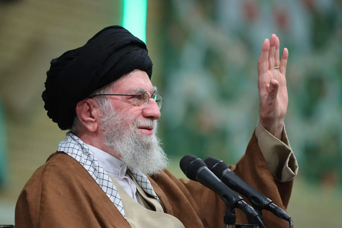 رهبر انقلاب: یک عنصر آمریکایی می‌گوید هر که در ایران اغتشاش کند ما کمکش می‌کنیم؛ احمق‌ها بوی کباب شنیده‌اند
