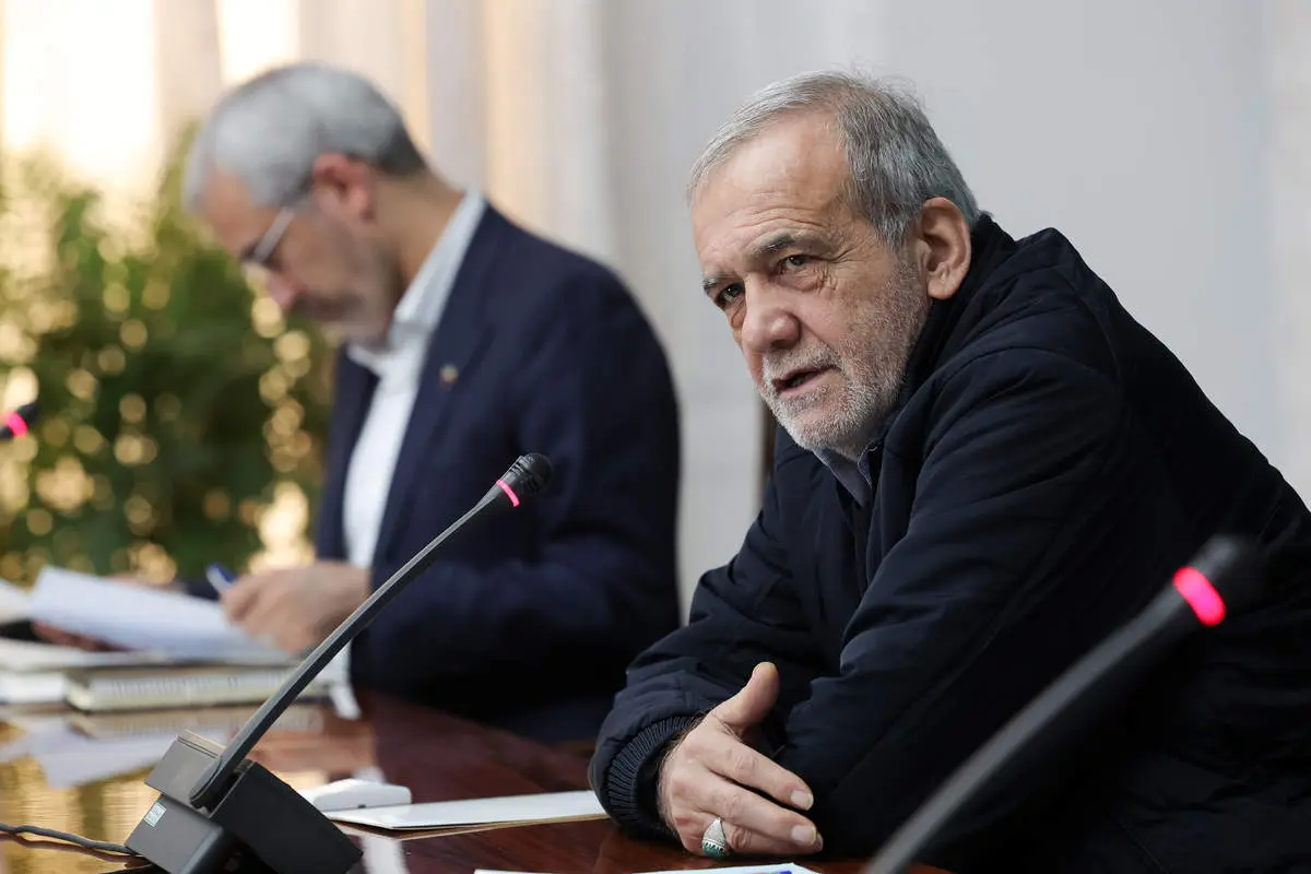 پزشکیان: در کنار فشار دشمنان، تضعیف داخلی هم به کشور آسیب می‌زند