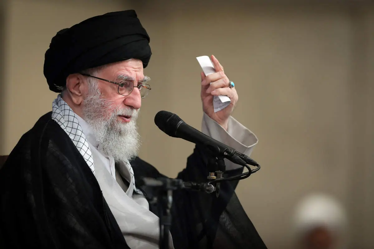 رهبر انقلاب: مساله با آمریکا حل شدنی نیست / یک روز بعد از حمله در اروپا بر روی جایگزین جمهوری اسلامی بحث کردند