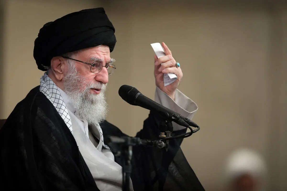 رهبر انقلاب: مساله با آمریکا حل شدنی نیست / یک روز بعد از حمله در اروپا بر روی جایگزین جمهوری اسلامی بحث کردند