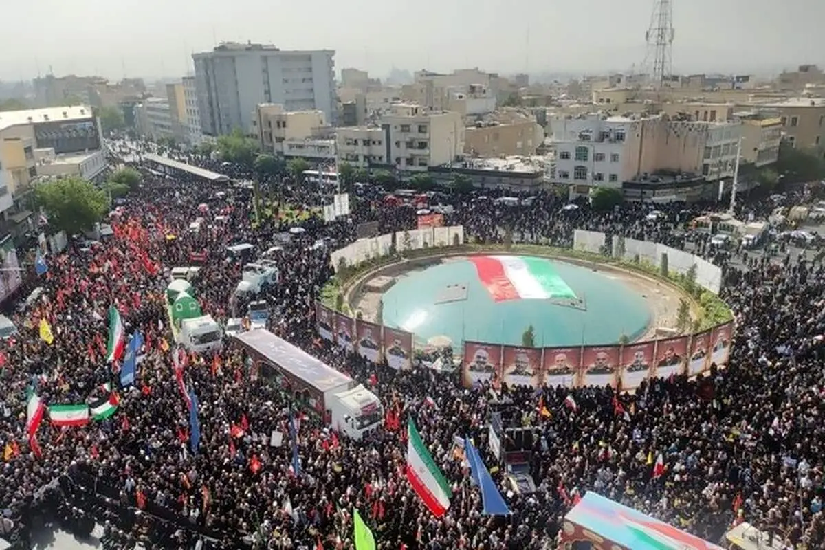 سلفی جنجالی خبرنگار CNN در میان هزاران شرکتکننده مراسم تشییع شهدای اقتدار در تهران