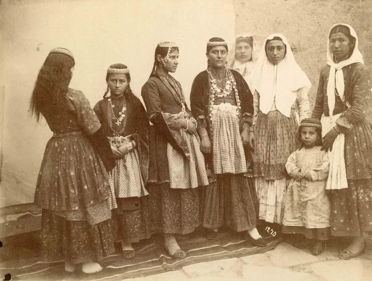 سبک پوشش زنان قاجار در قاب دوربین آنتوان سوریوگین