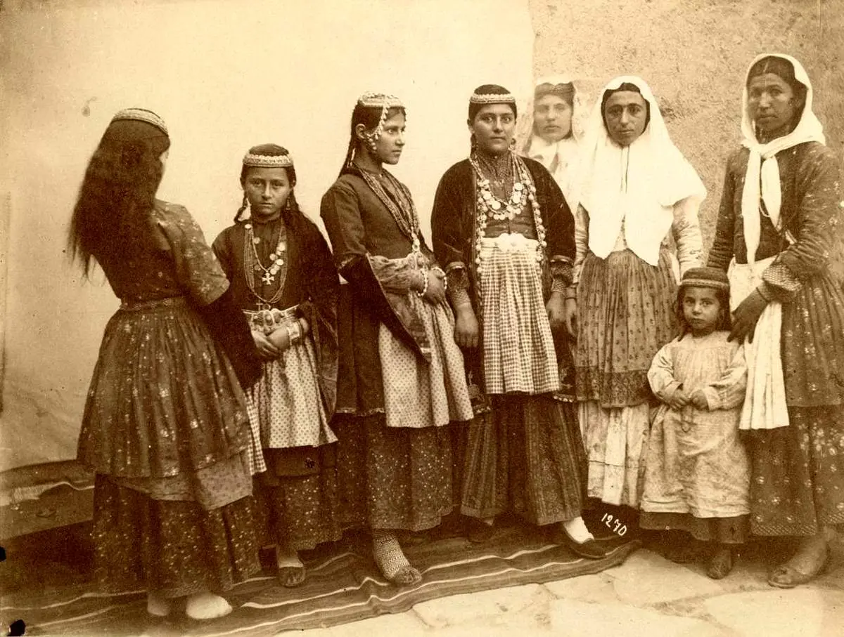سبک پوشش زنان قاجار در قاب دوربین آنتوان سوریوگین