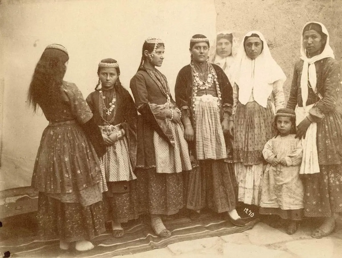 سبک پوشش زنان قاجار در قاب دوربین آنتوان سوریوگین