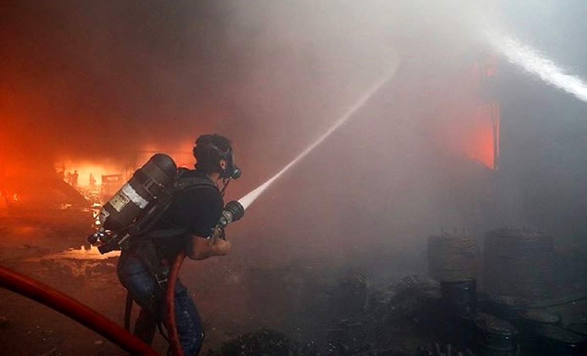 حریق در بازار آهن شادآباد: مصدومیت جزئی سه نفر در حادثه