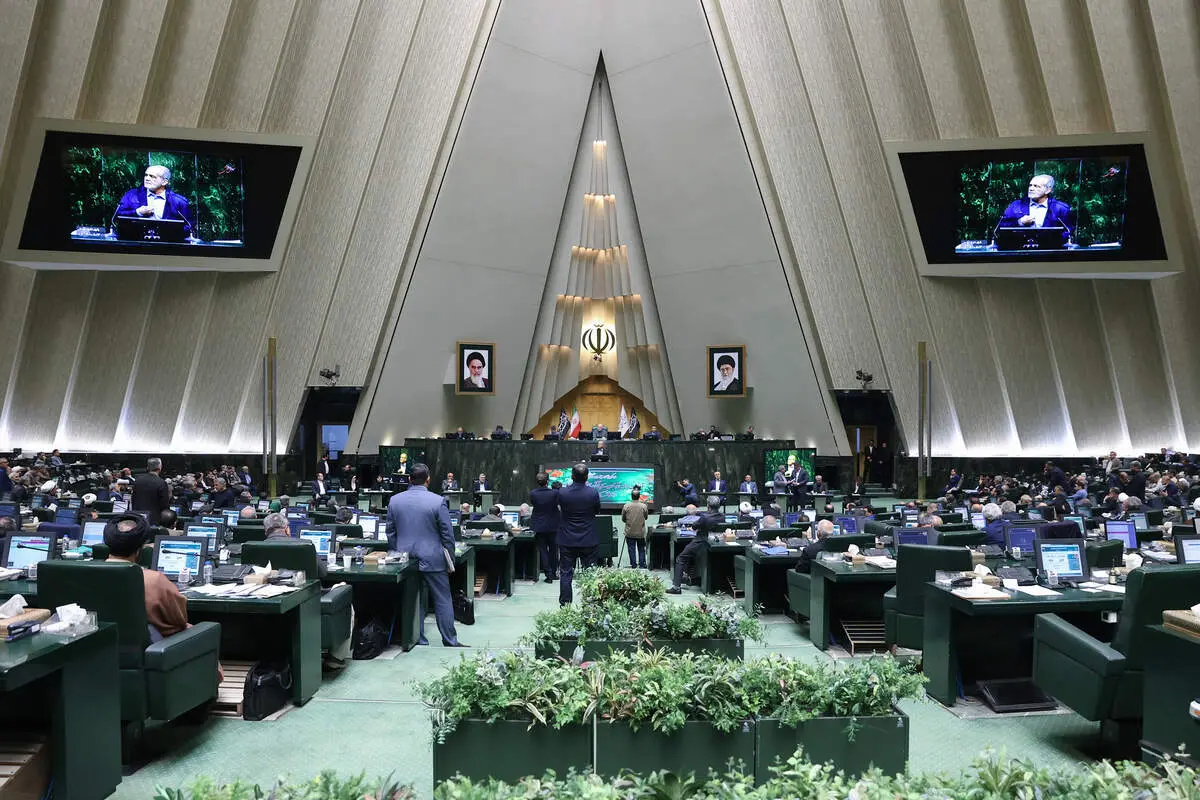 در مجلس: ۱۷۱ نماینده خواستار افزایش فوری حقوق کارمندان و کارگران شدند