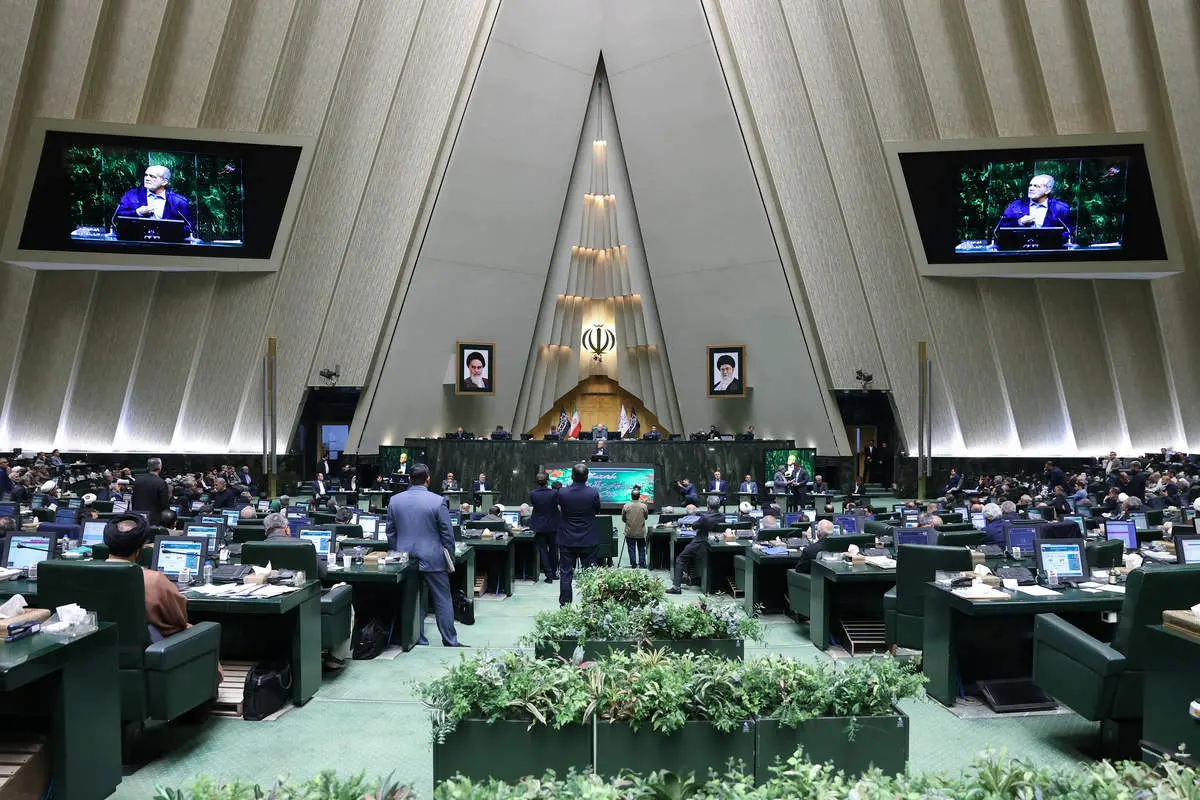 در مجلس: ۱۷۱ نماینده خواستار افزایش فوری حقوق کارمندان و کارگران شدند