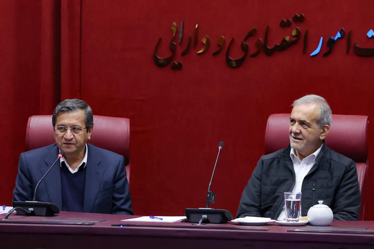 همتی در کنار رئیس‌جمهور و فعالان اقتصادی جلسه تشکیل داد