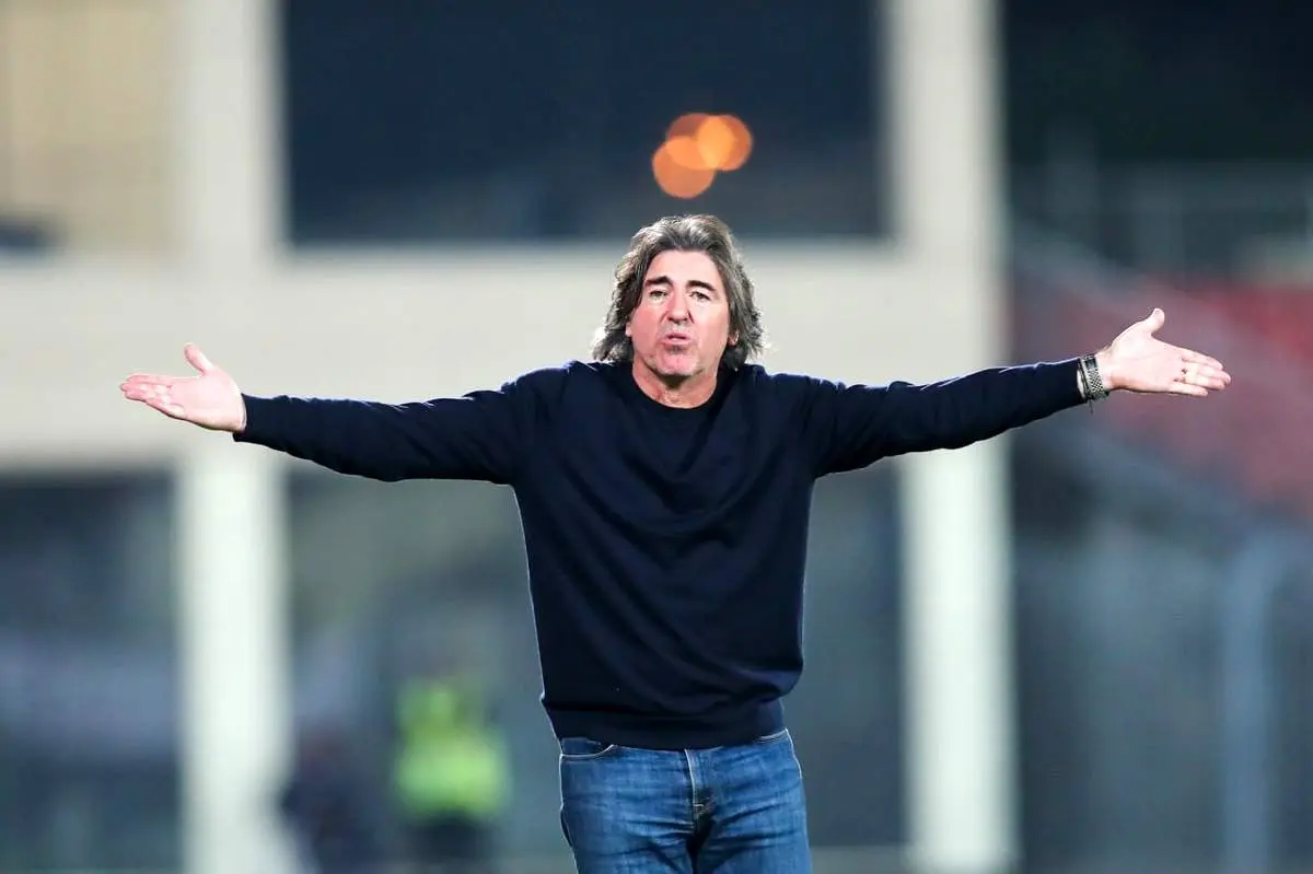 شعار بلند هواداران استقلال ؛ حیا کن، رها کن