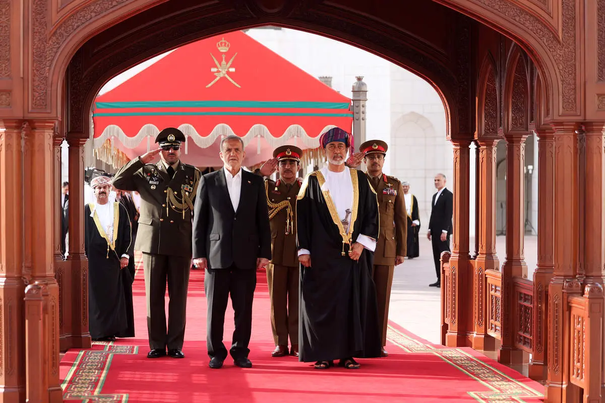 پزشکیان در عمان از توافقات راهبردی گفت: زمان اتصال مستقیم بنادر و آسمان فرارسیده